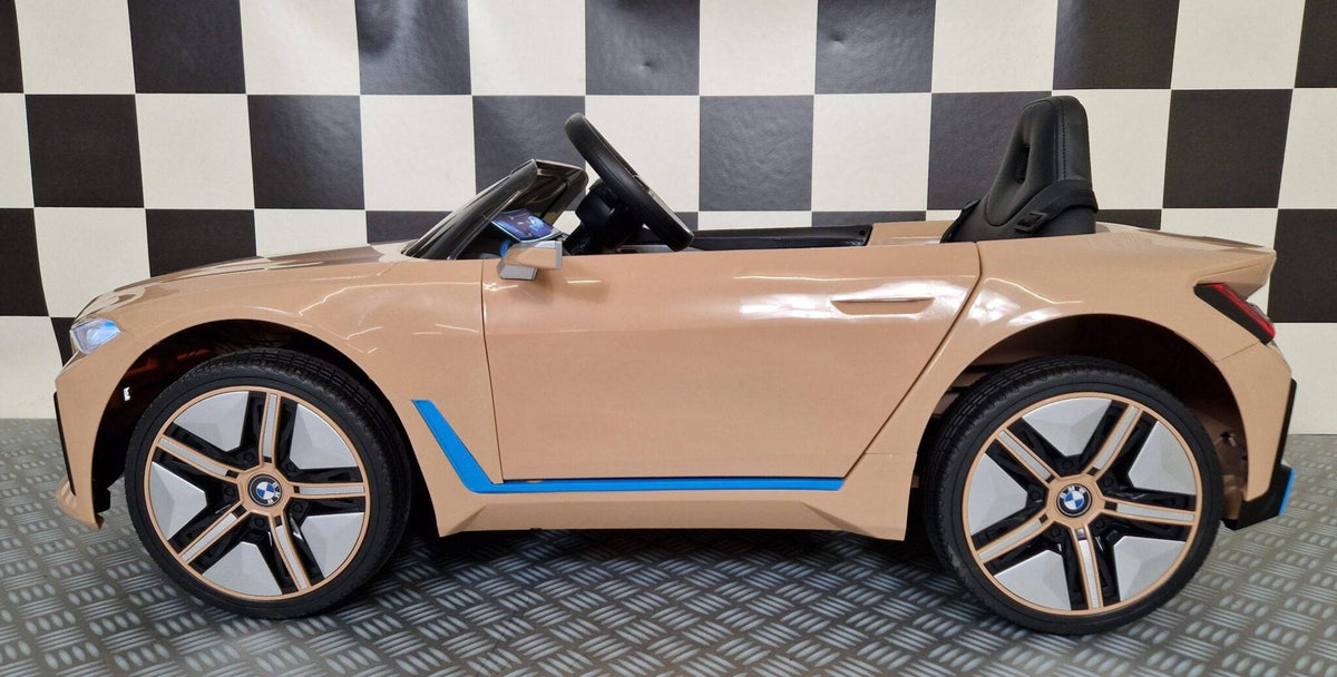 Vista posteriore dell'auto elettrica per bambini BMW i4 con luci LED rosse e dettagli di marca BMW in colore champagne