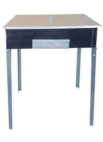Barbecue Siciliano in metallo zincato con coperchio, piedi e cassetto cenere estraibile. Modello compatto 26x35 cm, ideale per grigliate all'aperto.