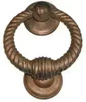 Battente ott.art.26014.15500.03 in ottone patinato pulito, accessorio per porte con design ad anello intrecciato, misura 100x155 mm