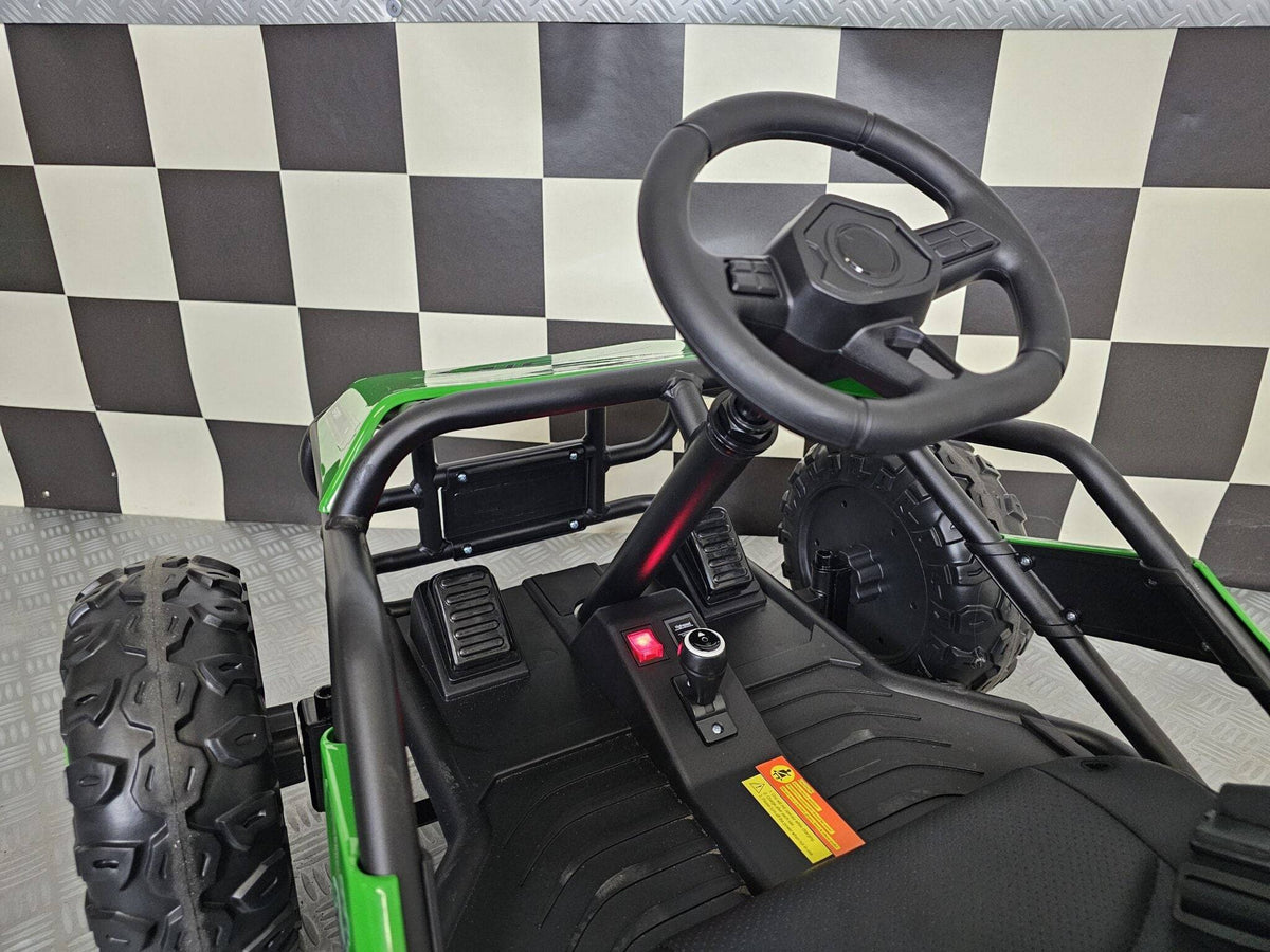 Particolare del volante nero con comandi integrati, struttura in metallo nero, pneumatici grandi e dettagli di guida per veicolo ricreativo.