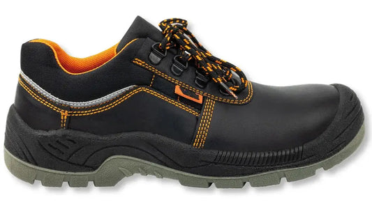 Scarpe di sicurezza in pelle nera con dettagli arancioni e suola antiscivolo, progettate per protezione e comfort sul lavoro.