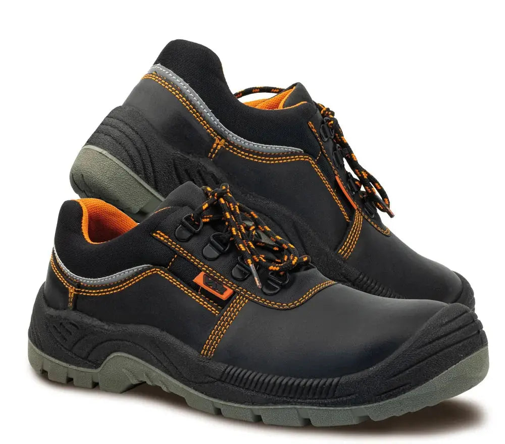 Scarpe di sicurezza antinfortunistica in pelle nera con suola antiscivolo, rinforzo in gomma e lacci arancioni, ideali per lavoro.