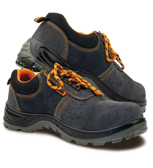Scarpe di sicurezza antinfortunistiche in scamosciato grigio con dettagli arancioni, suola robusta e tomaia traforata, ideali per lavoro.