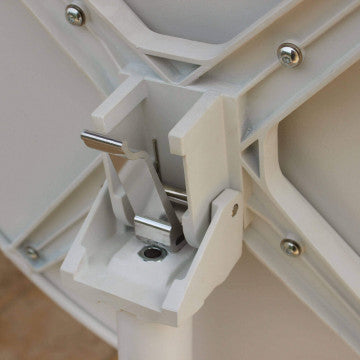 Particolare del meccanismo pieghevole del Tavolo Vega ø 60 beige, progettato per uso esterno e facile da riporre.