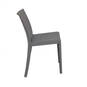 Sedia in polipropilene Perla senza braccioli in colore taupe, vista laterale. Perfetta per interni ed esterni, dimensioni 55x47x82cm.