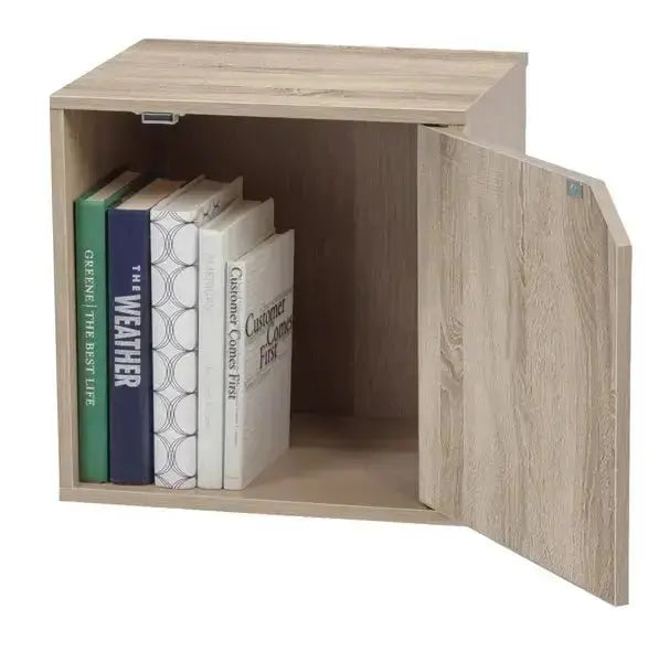 Cubo componibile in rovere nordico con sportello, dimensioni 35x29x35 cm, utilizzato come libreria con libri all'interno.