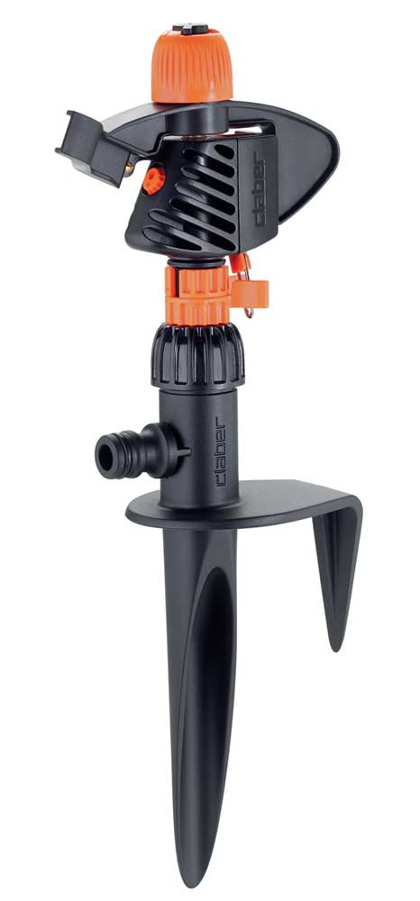 Irrigatore a battente con picchetto in plastica nero e arancione, regolabile fino a 360°, ideale per giardini e prati.