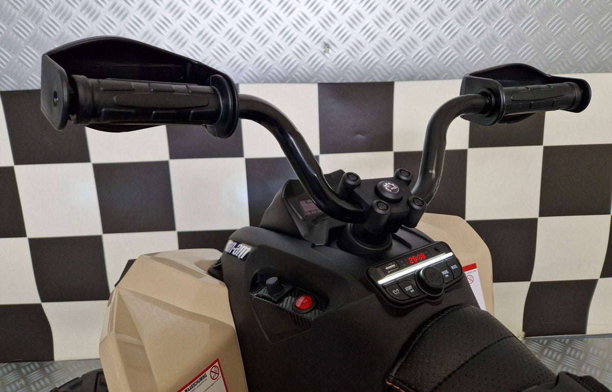 Pannello di controllo del quad con display digitale, pulsanti di avvio e funzioni musicali, in colore beige con dettagli neri e arancioni.
