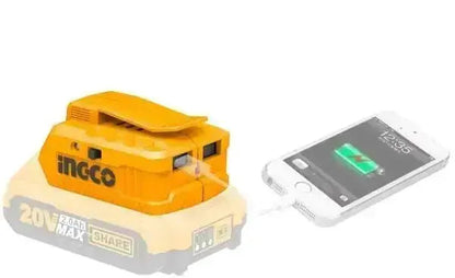 Caricatore due uscite USB 20V sistema batteria universale P20S Ingco collegato a smartphone in ricarica. Accessorio compatibile con batteria P20S.