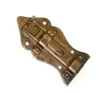 Catenaccio FER.ART.46006.08000.03 in ferro battuto patinato pulito 215, misura 80x40 mm, accessorio per porte e finestre rustiche.