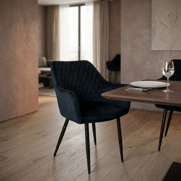Poltrona con struttura in metallo e rivestimento in velluto nero