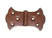 Cerniera FER.ANT.ART.48033.08800.27 in ferro antico 88x52 mm, accessorio decorativo per porte e finestre in stile rustico.