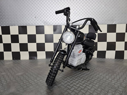 Moto elettrica per bambini modello chopper nero con dettagli in stile motociclista, manubrio alto e grande faro frontale, perfetta per i più piccoli.