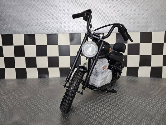 Moto elettrica per bambini modello chopper nero con dettagli in stile motociclista, manubrio alto e grande faro frontale, perfetta per i più piccoli.