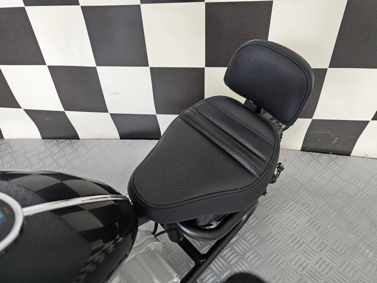 Sedile della moto elettrica in pelle nera con imbottitura, progettato per comfort e sicurezza del bambino, SKU: c4k9902