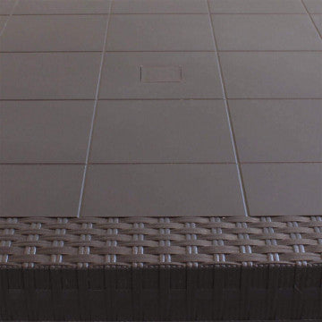 Dettaglio del piano del Tavolo Rettangolare Houston marrone con finitura in plastica stile wicker.