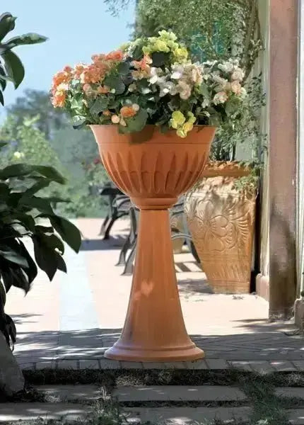 Fioriera Colonna Alba Ø43cm H74,5 in colore terracotta con fiori colorati, ideale per decorare terrazzi e spazi esterni.