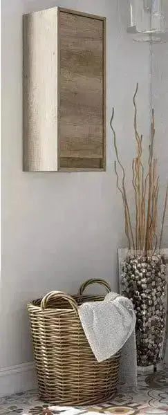 Colonna sospesa rovere nordico montata a parete in bagno moderno, accanto a decorazioni naturali. Perfetta per spazi eleganti.