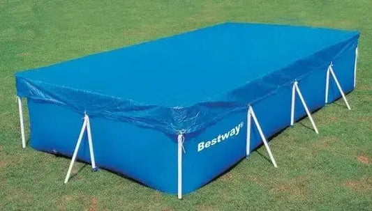 Copertura Piscina Steel Pro 300x201 montata su piscina rettangolare Bestway, telo blu in PE con corde di fissaggio su prato verde.