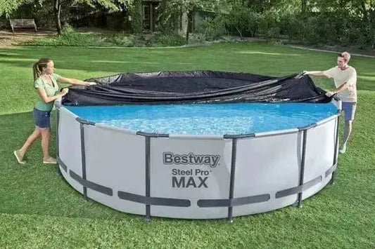 Copripiscina Steel Pro Frame 427 in PE antracite con corde di serraggio, installato su piscina tonda Ø 427 cm in giardino.