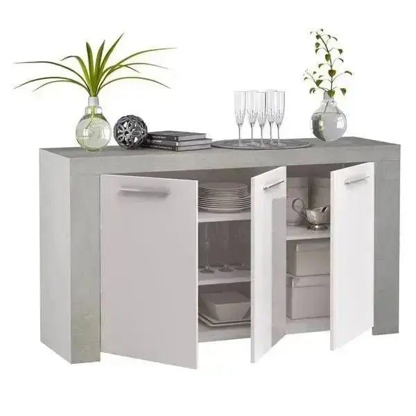 Credenza 3 ante bianco anticato con ripiano a giorno, decorata con piante e bicchieri, dimensioni 144x42x80 cm.