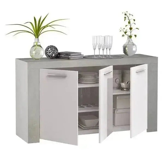 Credenza 3 ante bianco anticato con ripiano a giorno, decorata con piante e bicchieri, dimensioni 144x42x80 cm.
