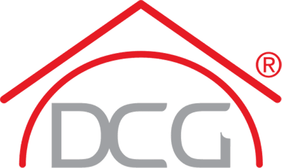 Logo rosso e grigio di DCG, simbolo di qualità e affidabilità nel settore degli elettrodomestici e dispositivi di climatizzazione