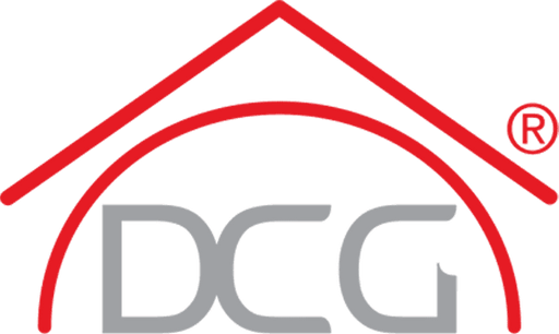 Logo rosso e grigio di DCG, marchio di elettrodomestici e riscaldatori, con design semplice e riconoscibile