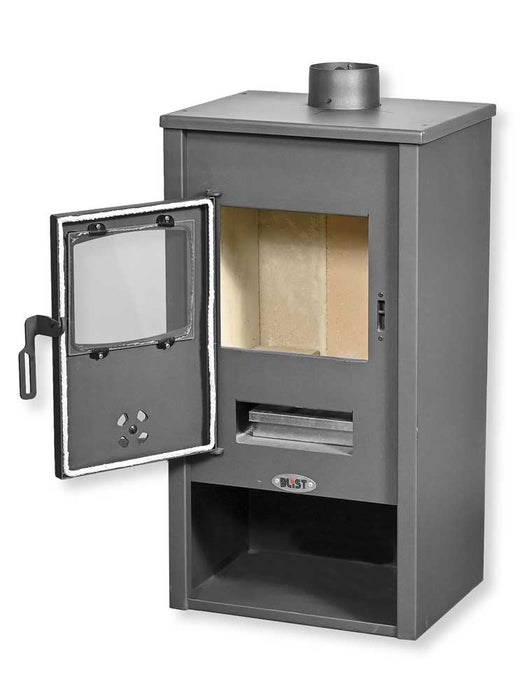 Vista frontale di una stufa a legna in acciaio grigio con porta apribile, vano interno per combustibile e foro per canna fumaria, design semplice.