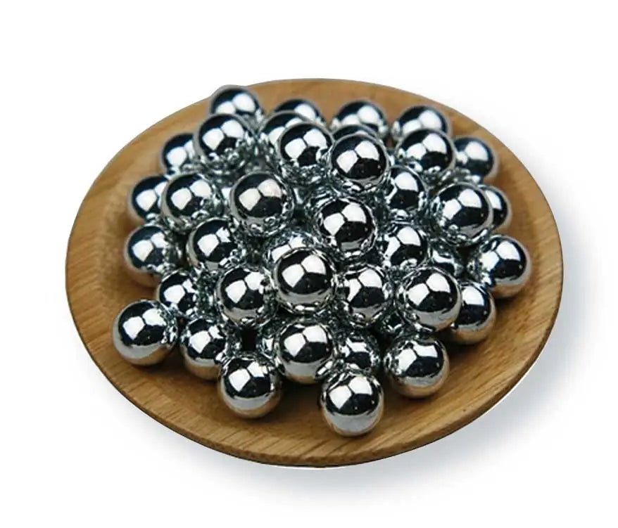 Piattino di palline in acciaio lucido, perfette per giochi di tiro e sport all'aperto, con superficie riflettente e forma sferica