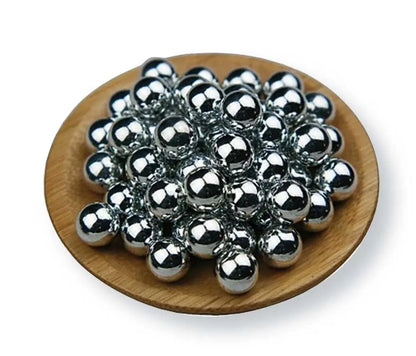 Piattino di palline in acciaio lucido, perfette per giochi di tiro e sport all'aperto, con superficie riflettente e forma sferica