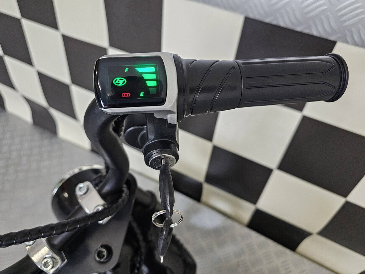 Strumentazione digitale sul manubrio della moto elettrica, mostra livello batteria e velocità, SKU: c4k9902