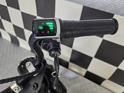 Strumentazione digitale sul manubrio della moto elettrica, mostra livello batteria e velocità, SKU: c4k9902
