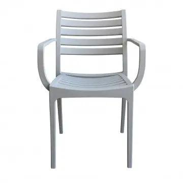Vista frontale della poltrona Eveline grigio chiaro in polipropilene, con design a listelli. Dimensioni: 58.5x55.2x84cm.