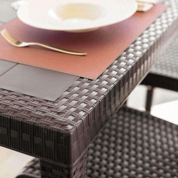 Dettaglio del bordo del Tavolo Rettangolare Houston marrone con trama in plastica stile wicker.