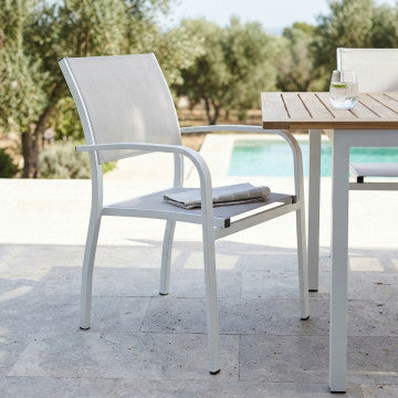 Poltrona con struttura in alluminio verniciato e seduta in textilene