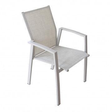 Poltrona Maili beige con struttura in alluminio bianco e seduta in textilene, impilabile e adatta per giardini e terrazze.