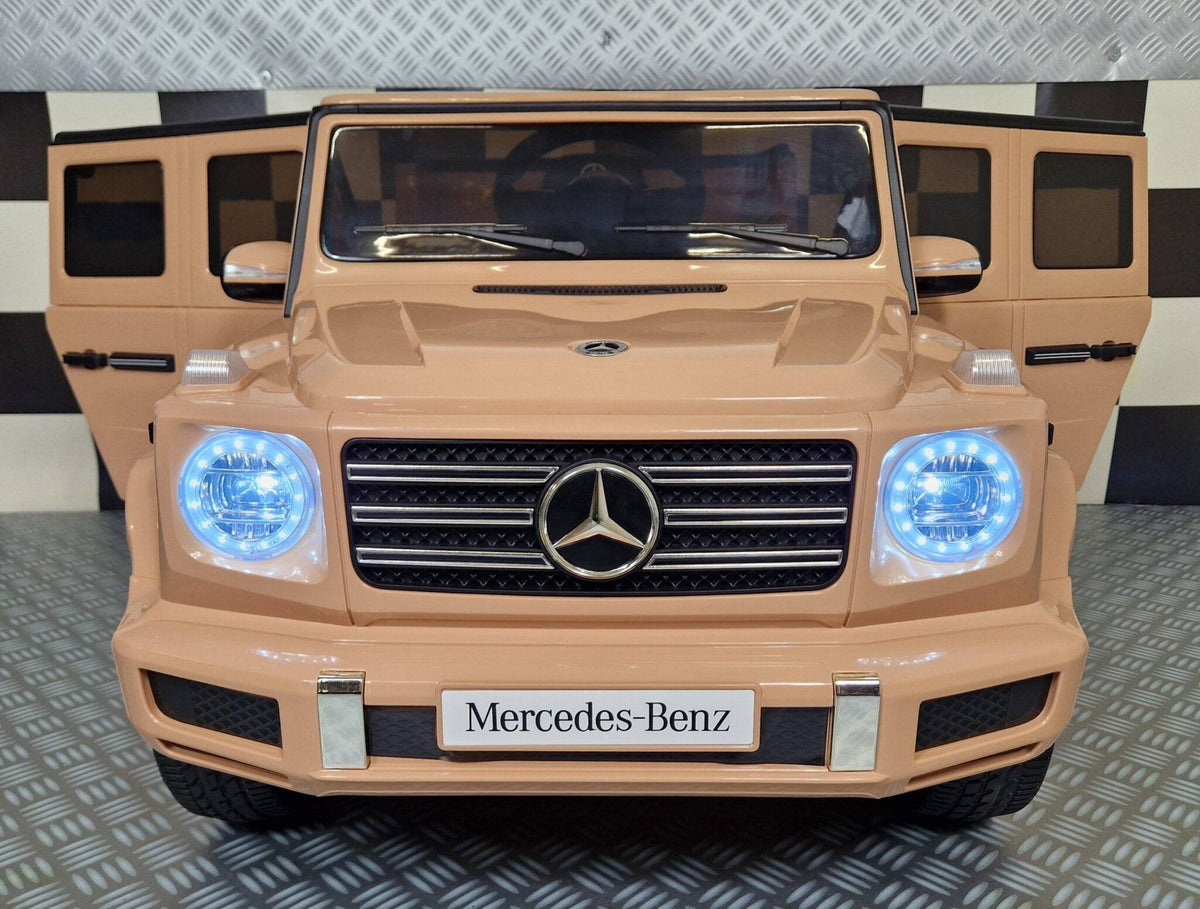 Auto elettrica per bambini Mercedes G500 con portiere aperte, dettagli realistici e design di lusso in colore sabbia