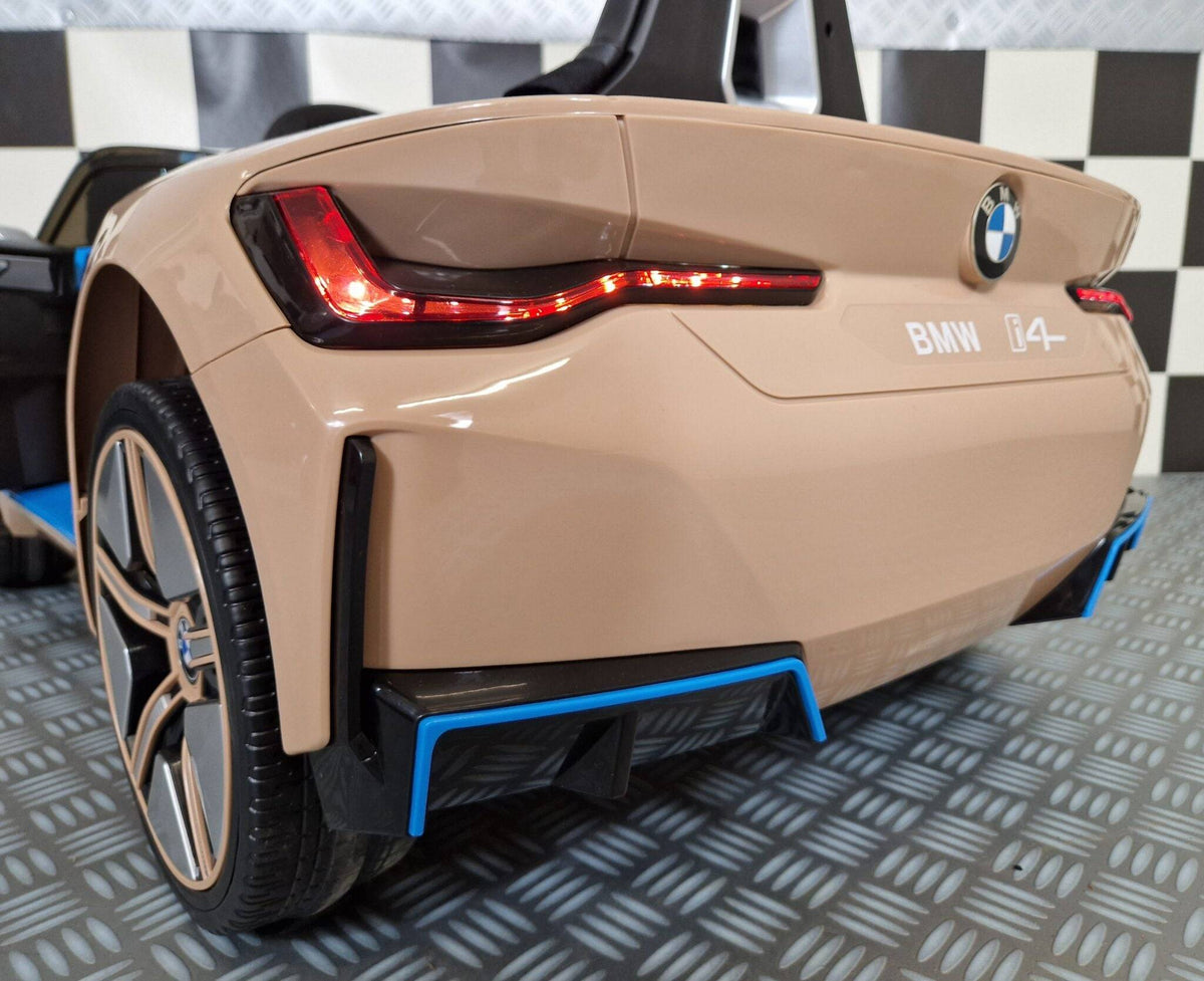 Interno dell'auto elettrica per bambini BMW i4, con volante, display digitale e pannello di controllo, in colore champagne