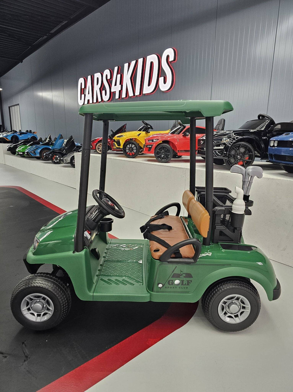 Carrello da golf elettrico per bambini verde con copertura superiore in plastica, volante e sedile in pelle marrone, perfetto per divertimento