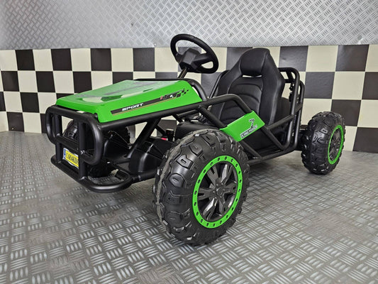 Vista frontale di un'auto elettrica per bambini con carrozzeria verde, sedile nero e grandi ruote da fuoristrada, perfetta per divertimento outdoor.