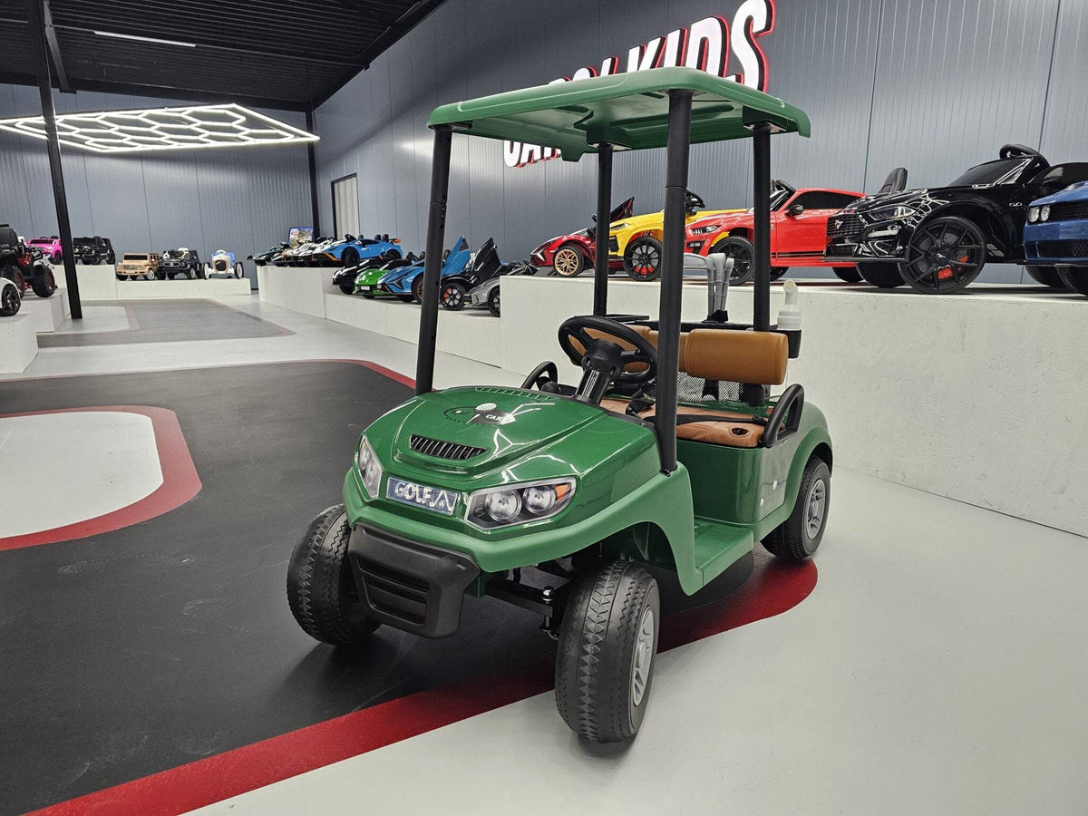 Carrello da golf elettrico per bambini verde con sedile in pelle marrone, volante e copertura superiore, ideale per giochi all'aperto