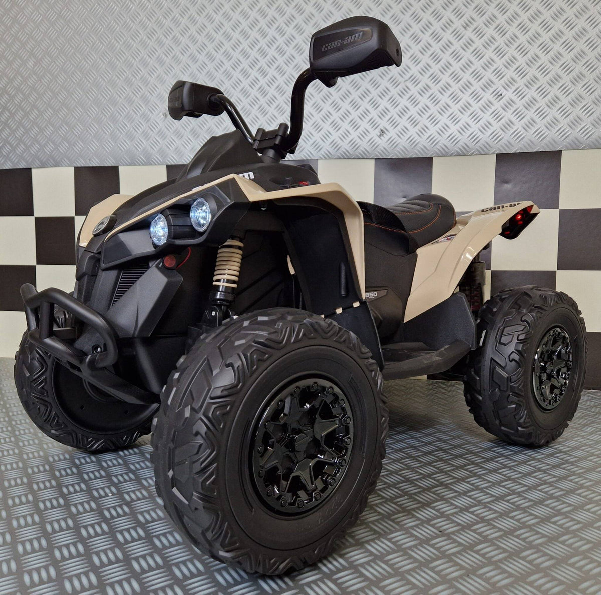 Vista frontale del quad elettrico bambini con luci LED accese, dettagli di manubrio e sedile ergonomico, colore cachi, perfetto per bambini - SKU: c4kCA002