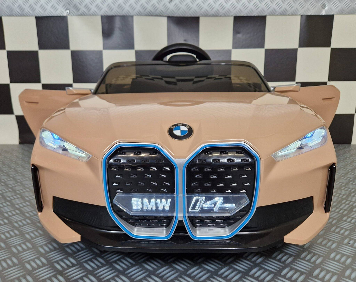 Immagine laterale dell'auto elettrica per bambini BMW i4 in colore champagne con ruote grandi e dettagli realistici