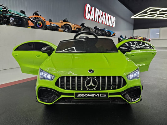 Vista frontale dell'auto elettrica per bambini Mercedes CLA 45 verde con dettagli realistici, portiere aperte, ambiente di showroom