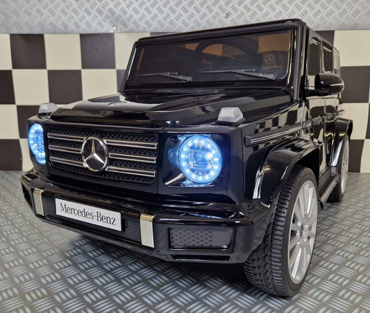 Auto elettrica per bambini Mercedes G500 nera metallizzata con dettagli realistici, fari LED blu, dimensioni compatte, perfetta per gioco all'aperto - SKU: c4k627 metallic zwart