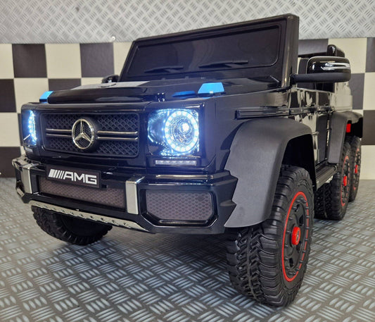 Auto elettrica per bambini Mercedes G63 AMG 6x6 in nero metallizzato con luci LED, dettagli realistici e grandi ruote robuste, perfetta per i piccoli appassionati di auto di lusso.