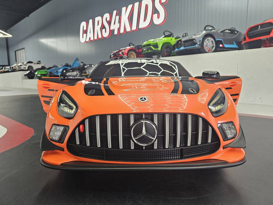 Auto giocattolo Mercedes AMG GT3 in colore arancione con dettagli neri, fari LED e design realistico, perfetta per bambini