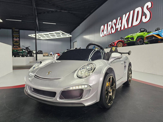 Auto elettrica per bambini Porsche RUF 24 V in argento metallizzato, con design sportivo, sedili in plastica e dettagli realistici, perfetta per il divertimento dei più piccoli.