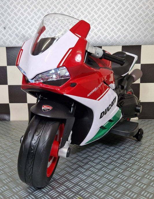 Moto elettrica per bambini Ducati Panigale V4 rossa con dettagli bianchi e verdi, fari LED, manubrio nero e ruote con cerchi rossi, modello realistico.